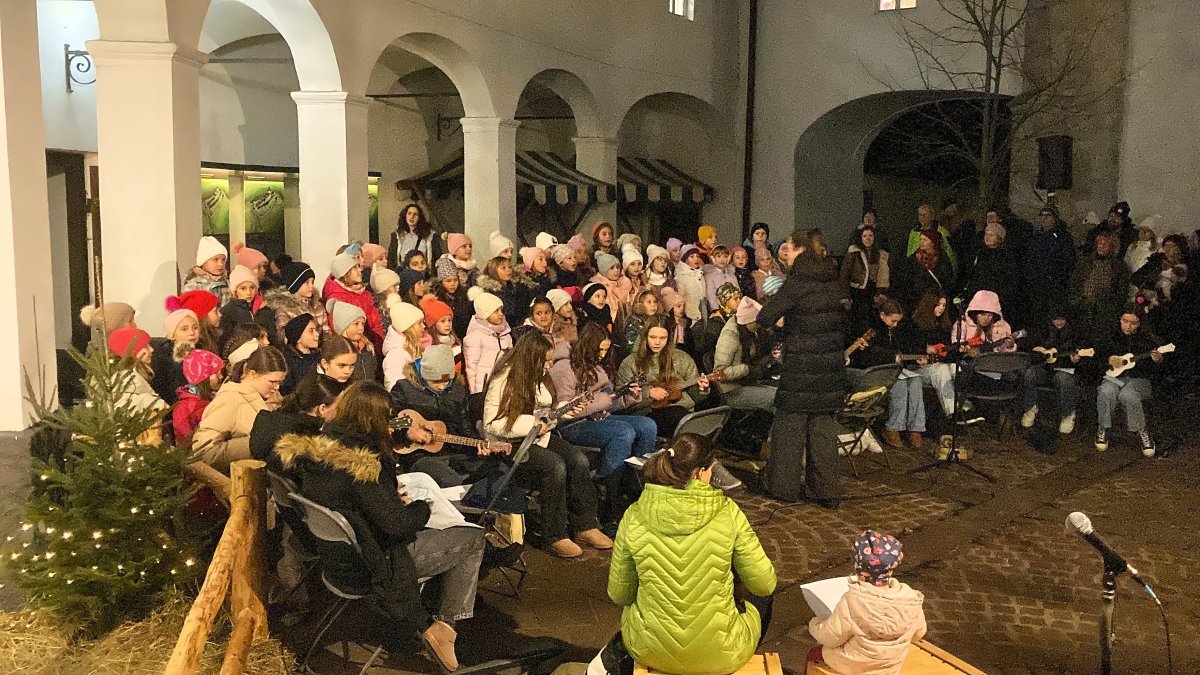 Božične pesmi otroškega pevskega zbora in ukulele skupine OŠ ATL Radovljica