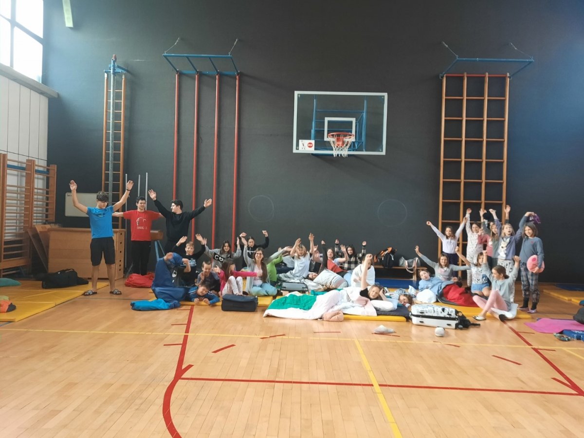 Noč v šoli s folklorno skupino Č'belce