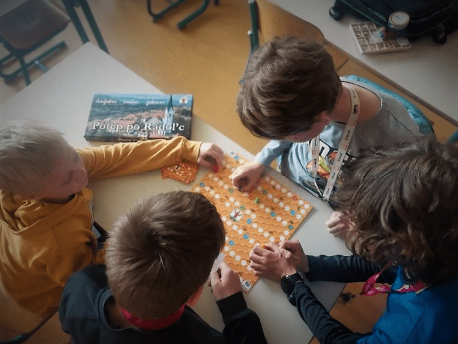 Potep po Radol'c - družabna igra, ki so jo učenci izdelali v podjetniškem krožku