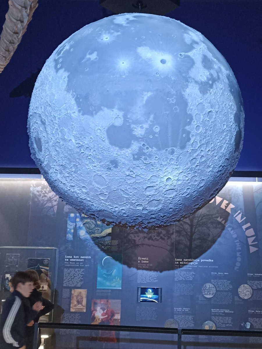 Na razstavi Vsega je kriva Luna